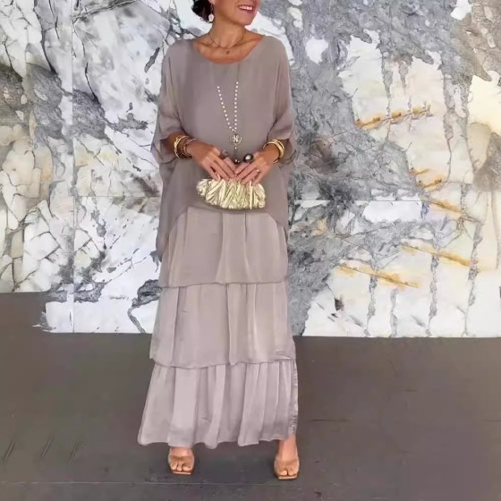 Elegancka warstwowa sukienka w stylu retro.